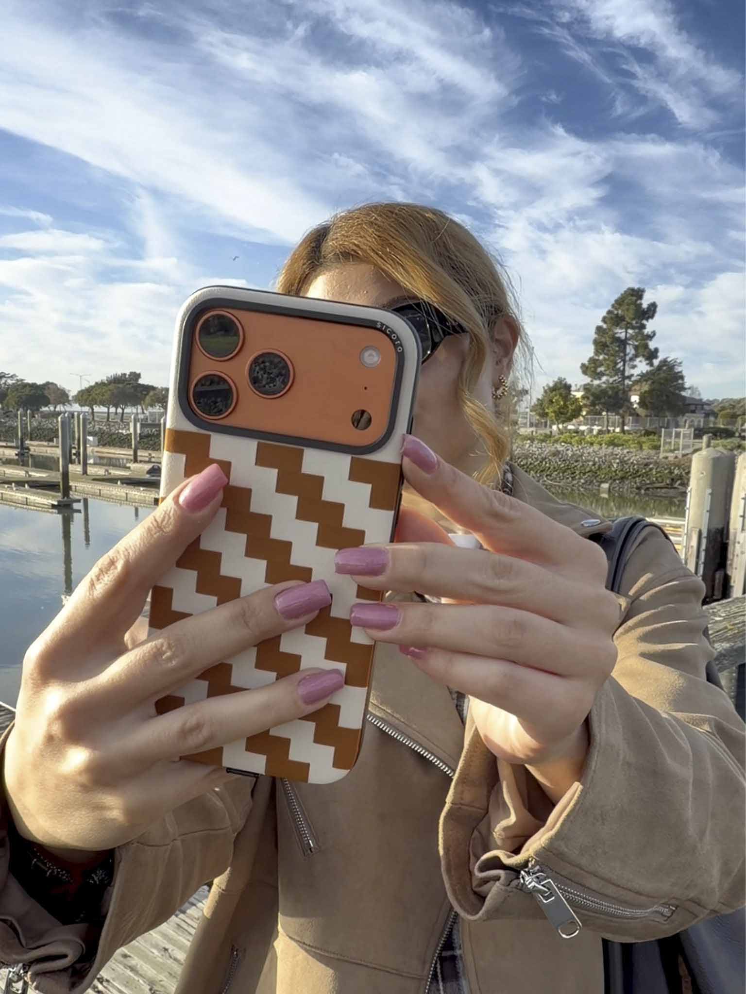 A KOL showcasing toffee cream sicora zigzag iPhone case
