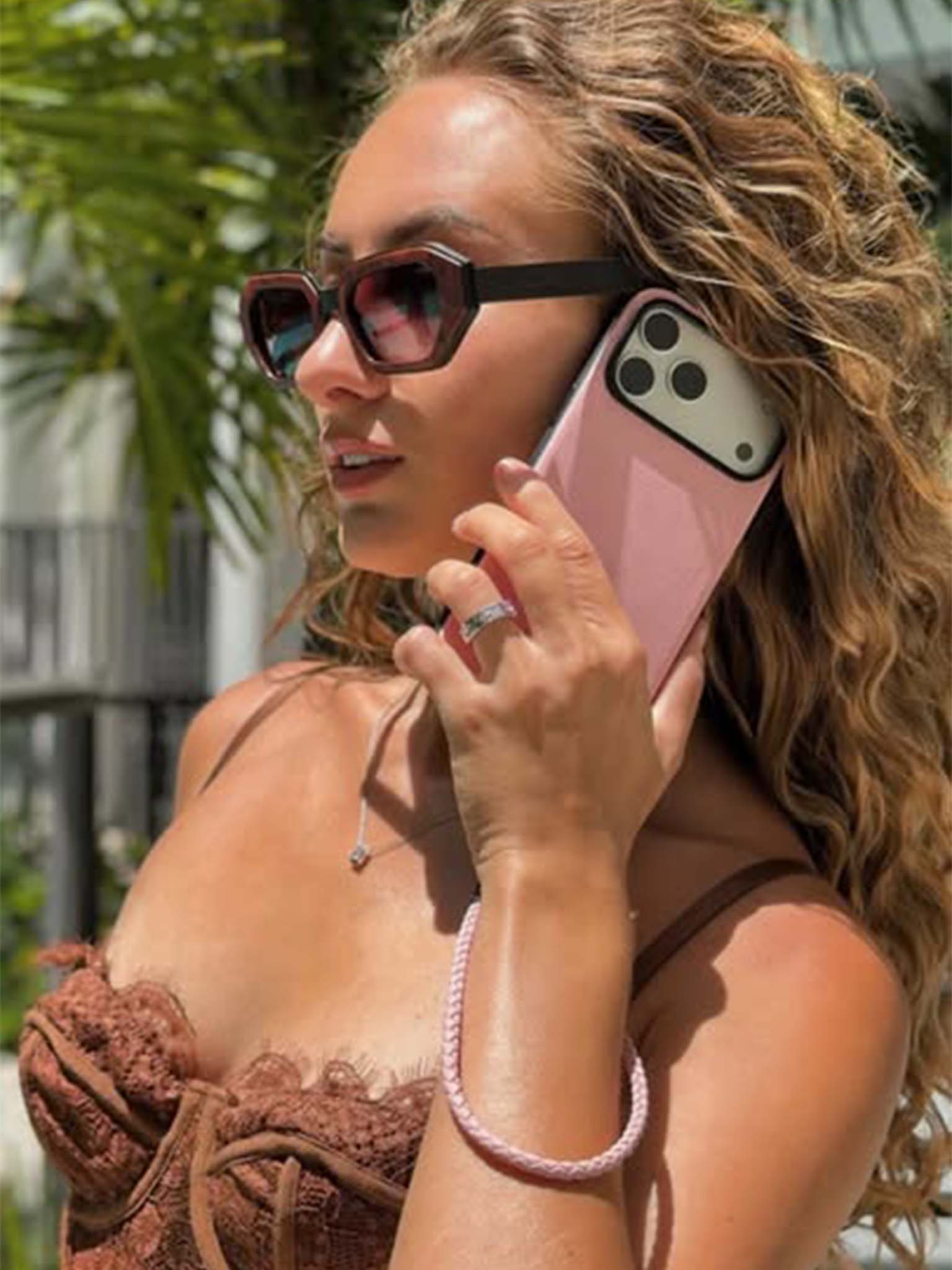 A KOL showcasing a sicora pink moodblock iPhone 17 pro max case.