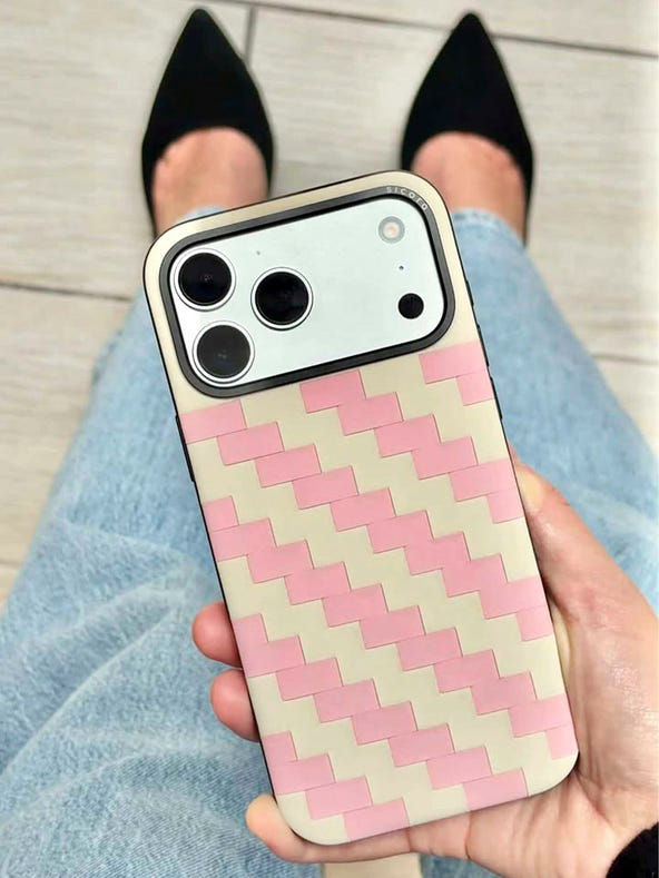 A KOL showcasing pink cream sicora zigzag iPhone case