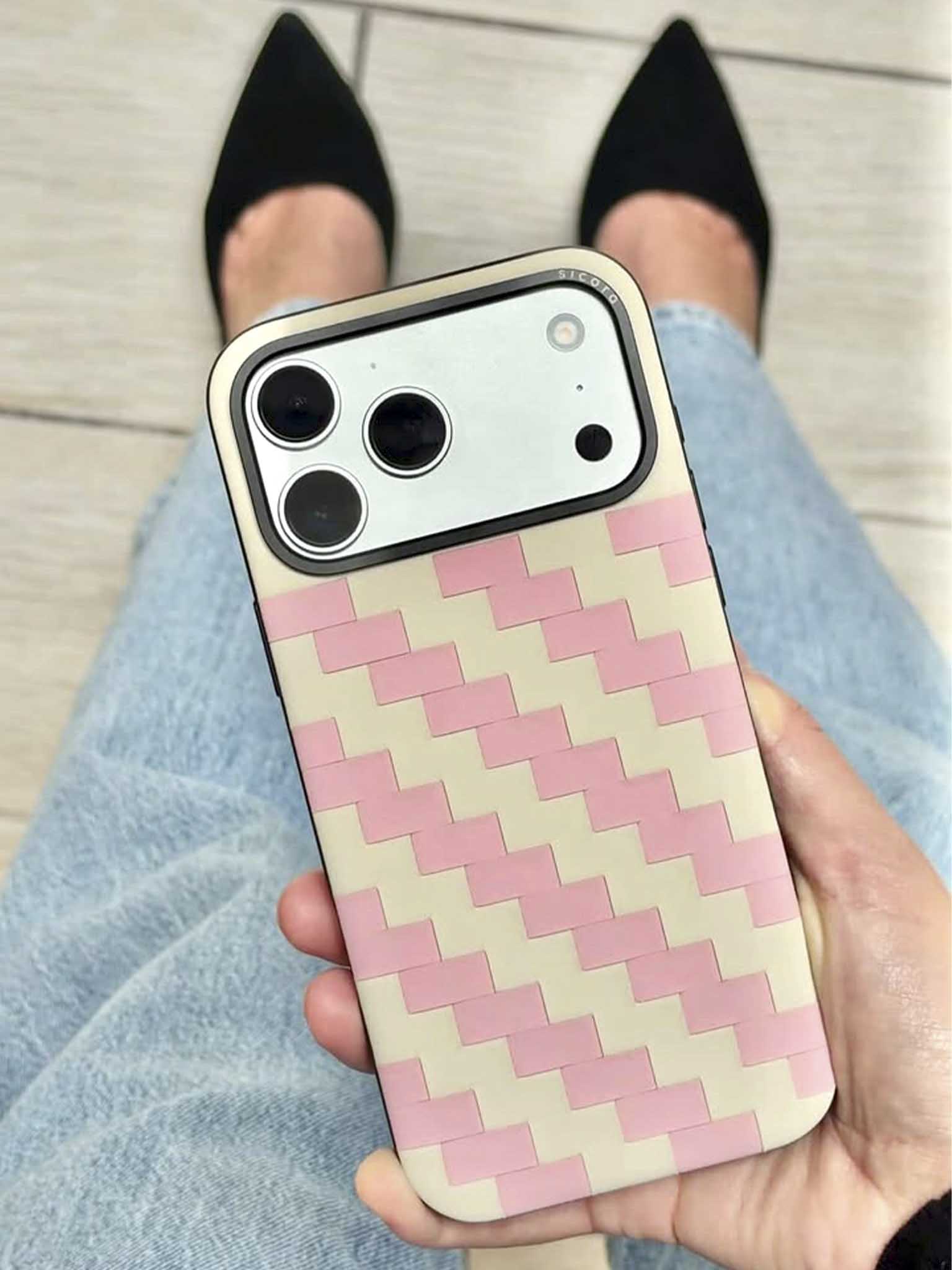 A KOL showcasing pink cream sicora zigzag iPhone case