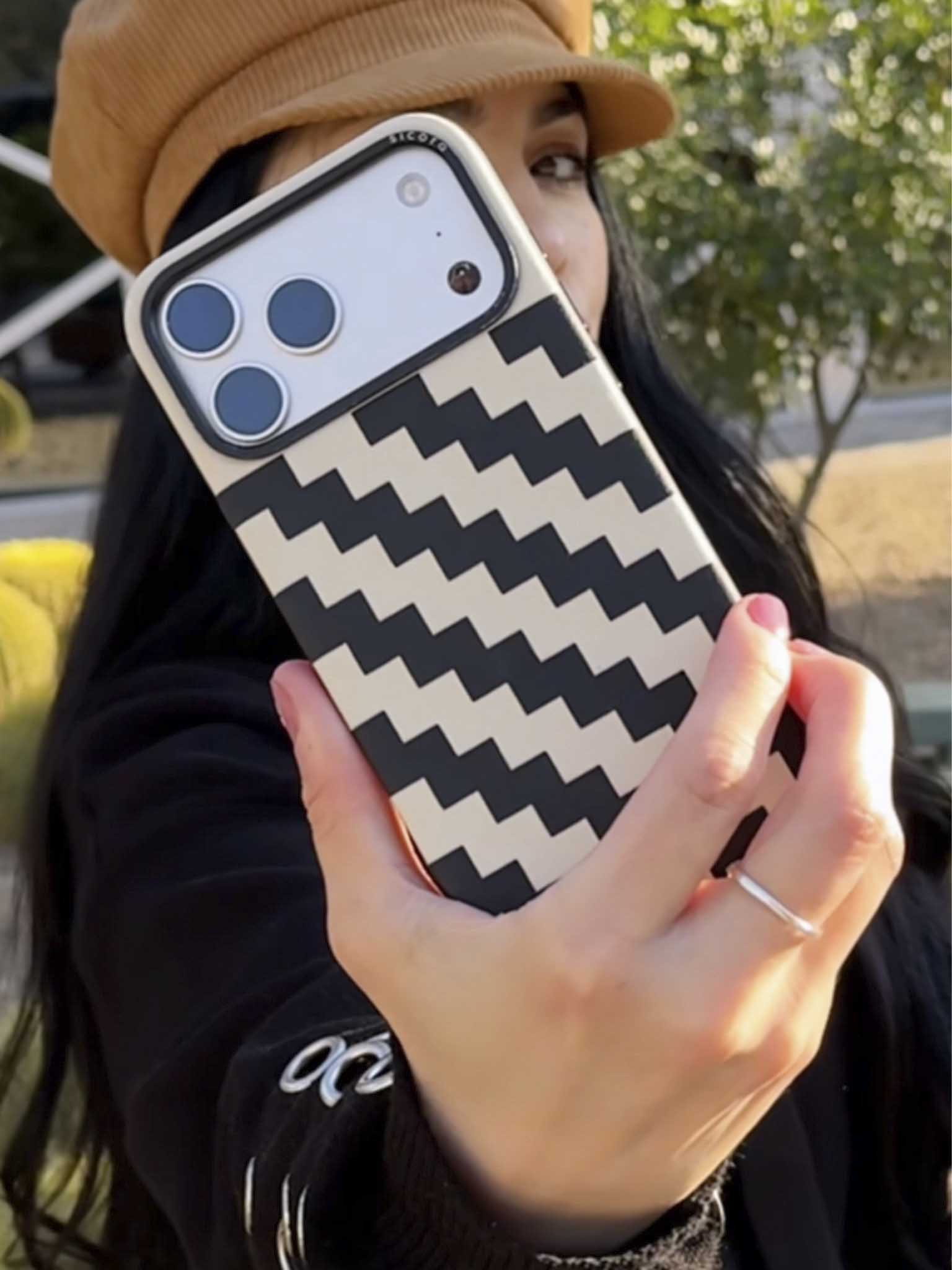 A KOL showcasing black cream sicora zigzag iPhone case