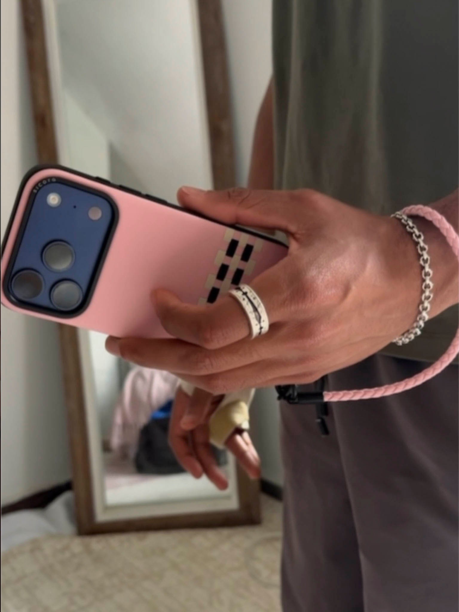 A KOL showcasing pink sicora stitchon iPhone case with matching lanyard