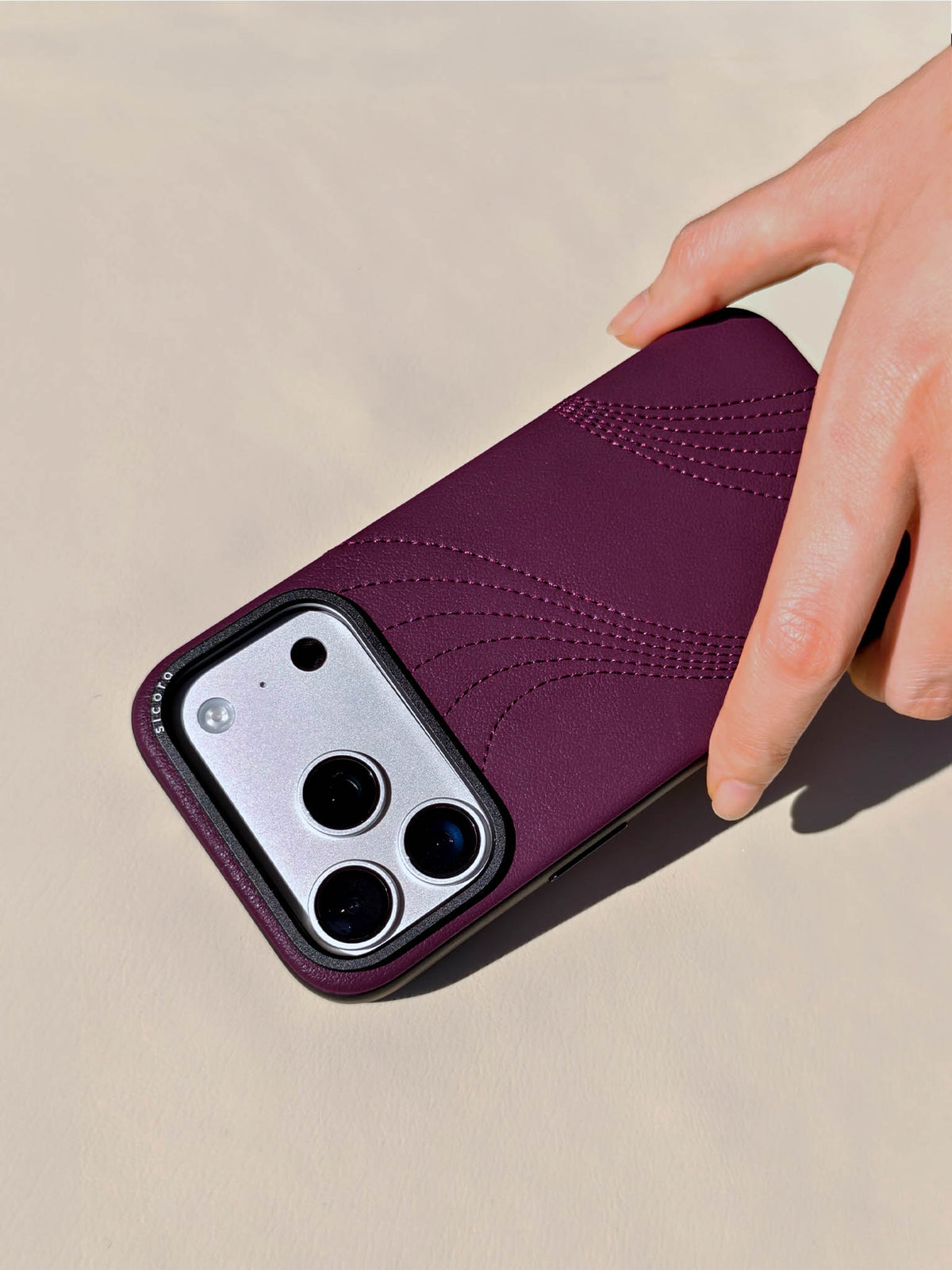 Product video showcasing sicora iPhone 18 pro vegan leather case, flow case in cherry purple
