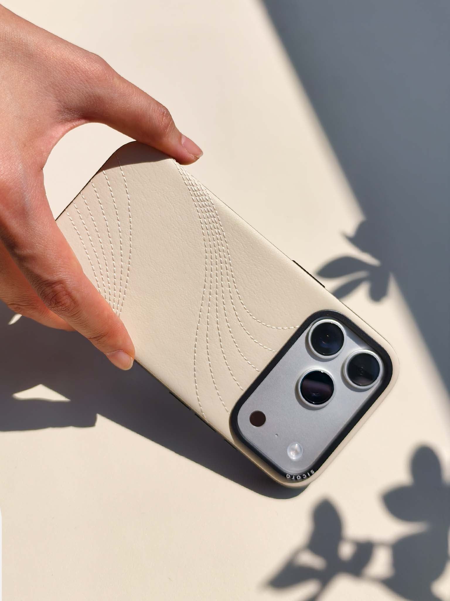 Product video showcasing sicora iPhone 18 pro vegan leather case, flow case in cream white