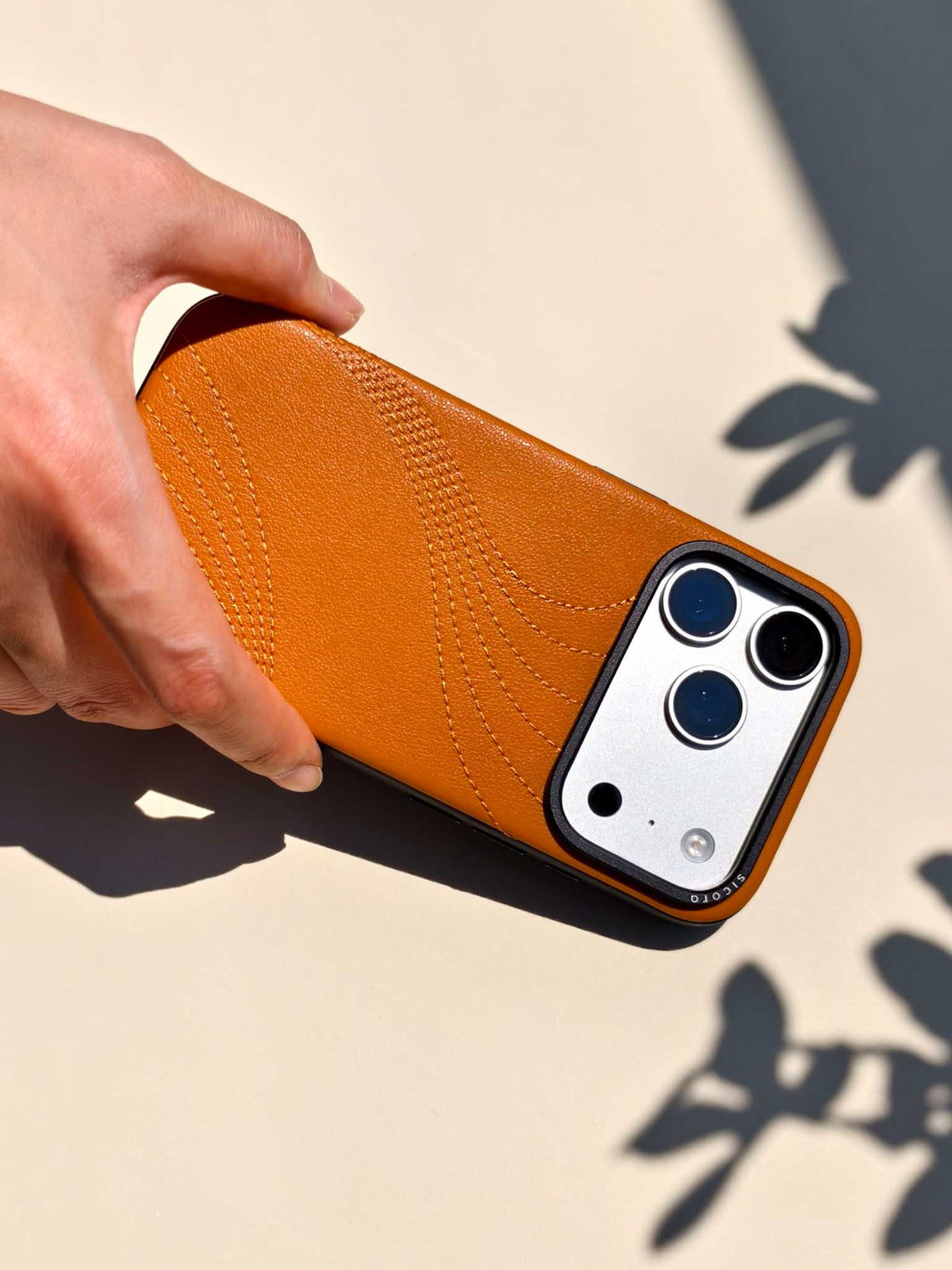 Product video showcasing sicora iPhone 18 pro vegan leather case, flow case in toffee gold
