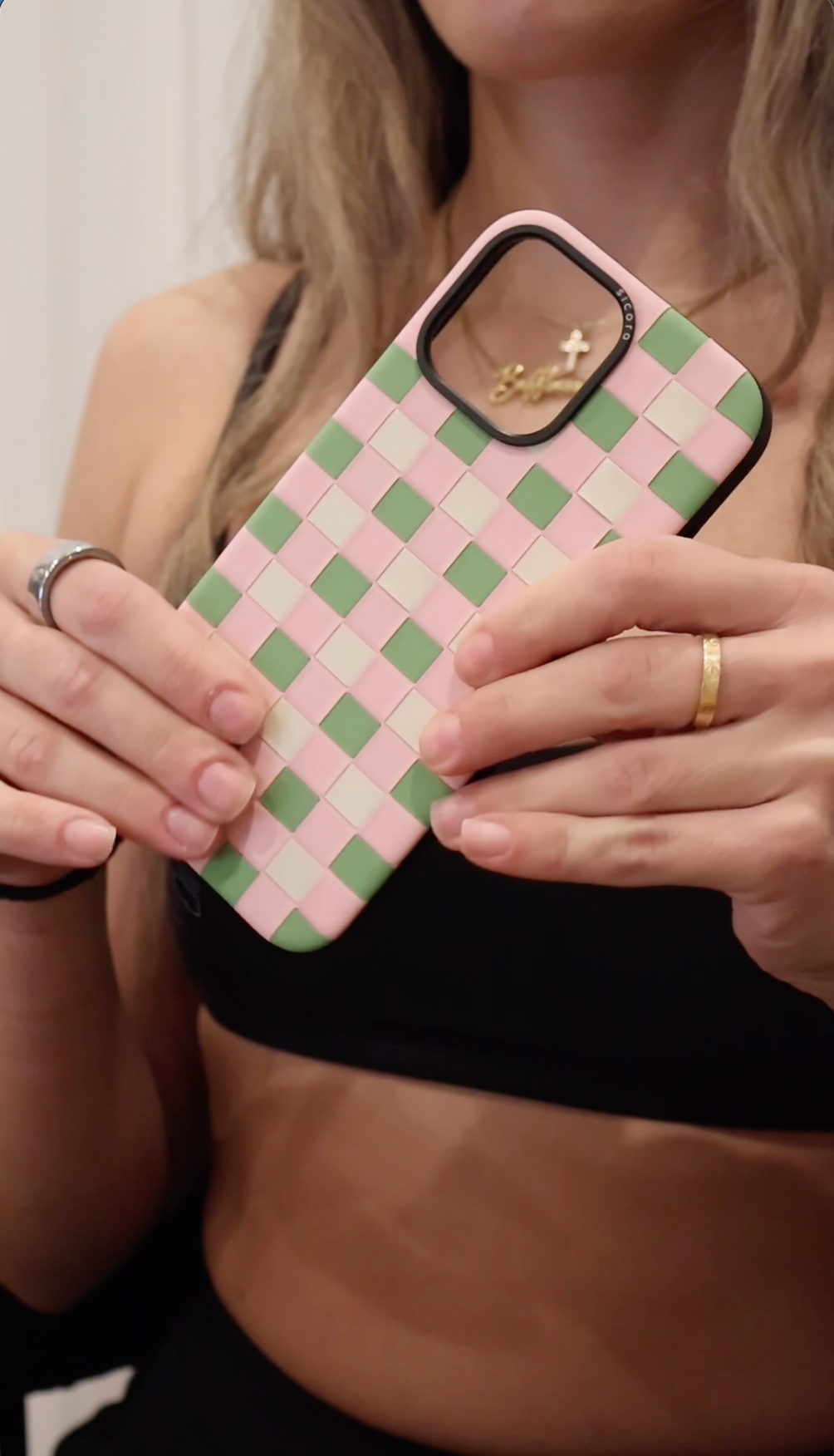 a KOL showcasing sicora vegan leather iPhone case with lanyard