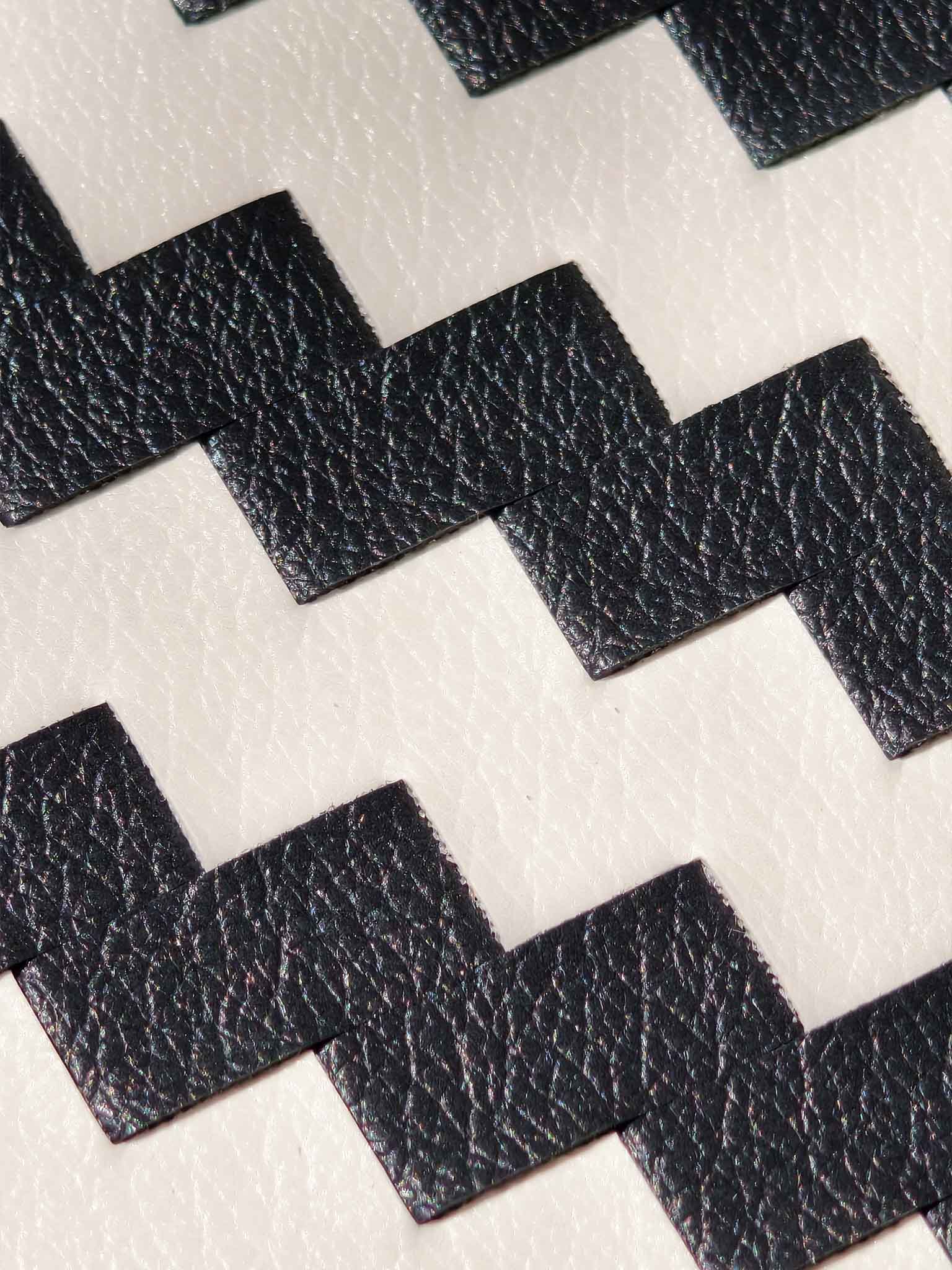 sicora black cream zigzag case iPhone 17 pro video