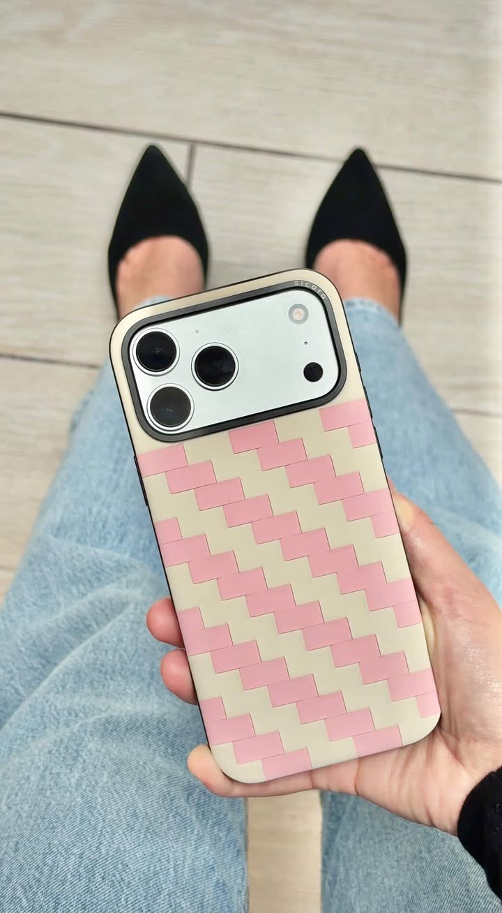 a KOL showcasing pink zigzag sicora vegan leather phone case